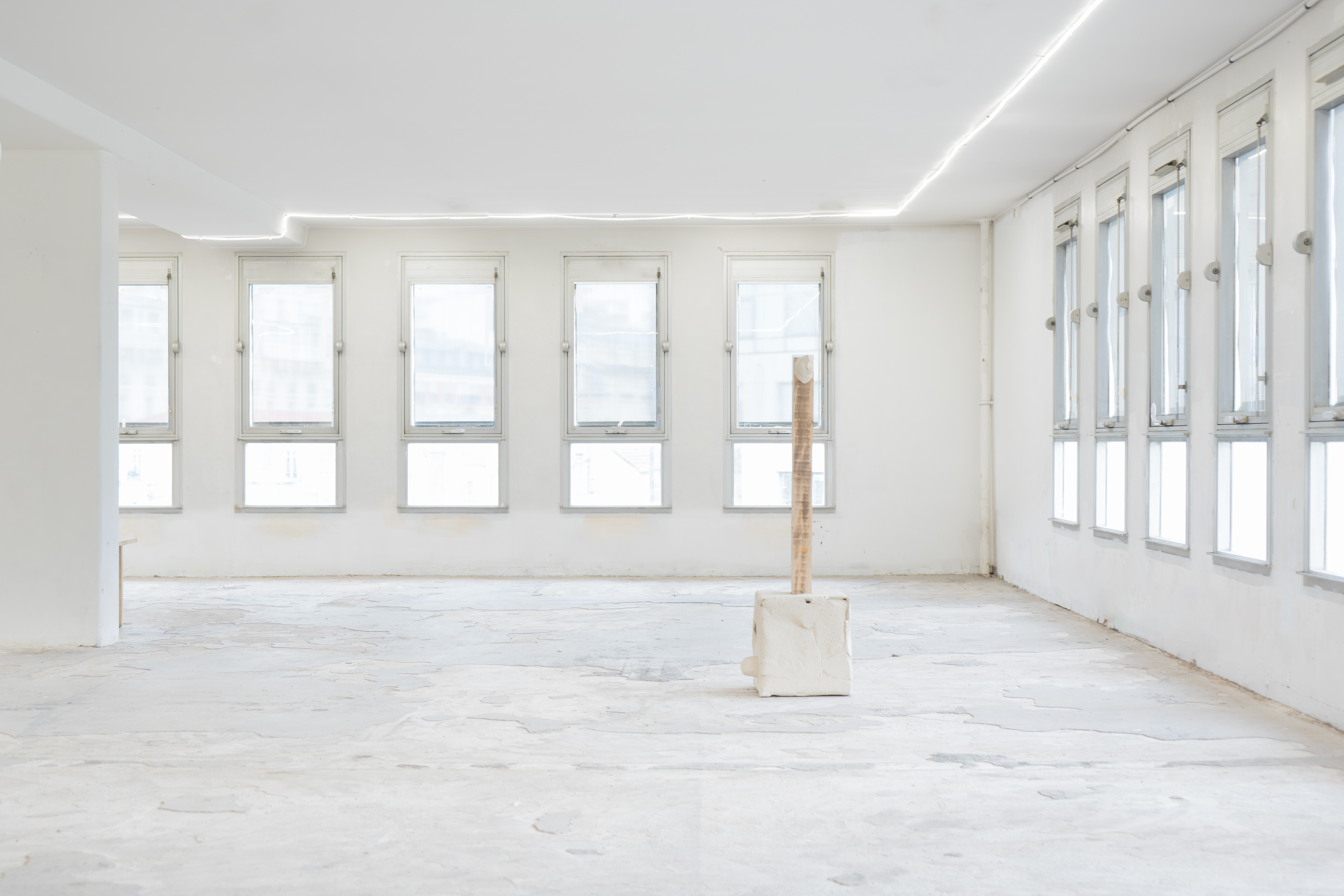 Vivos Voco, J'en appelle au vivant, 2024. céramique, bois, dimensions variables. Photo © Pierre Sérot